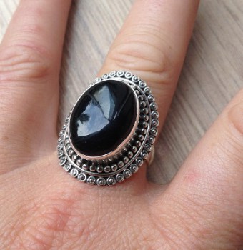 Zilveren ring met Onyx en bewerkte kop maat 18.5 mm